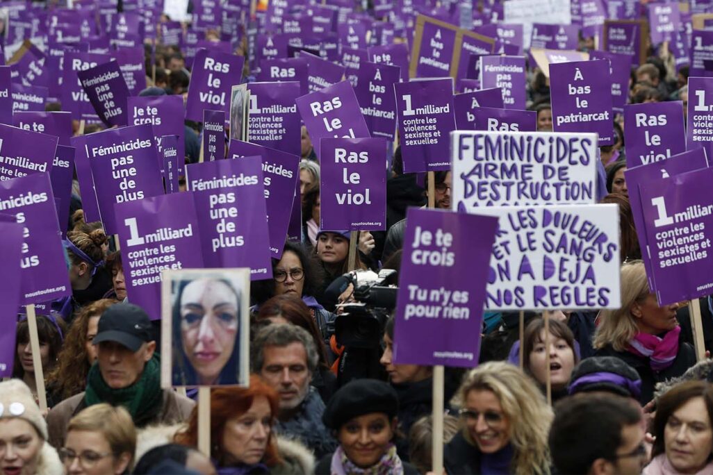 צעדת מחאה בפריז בדרישה ממשלת צרפת לפעול למיגור האלימות כנגד נשים במדינה. בצרפת ממדי התופעה הם מהגבוהים באירופה (AP Photo/Thibault Camus)