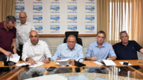 חתימת ההסכם בפלאפון, 26 בנובמבר 2019. שני מימין: מנכ"ל פלאפון רן גוראון, יו"ר ההסתדרות ארנון בר-דוד, ויו"ר ועד עובדי פלאפון יחיאל שמן (צילום: דוברות ההסתדרות)