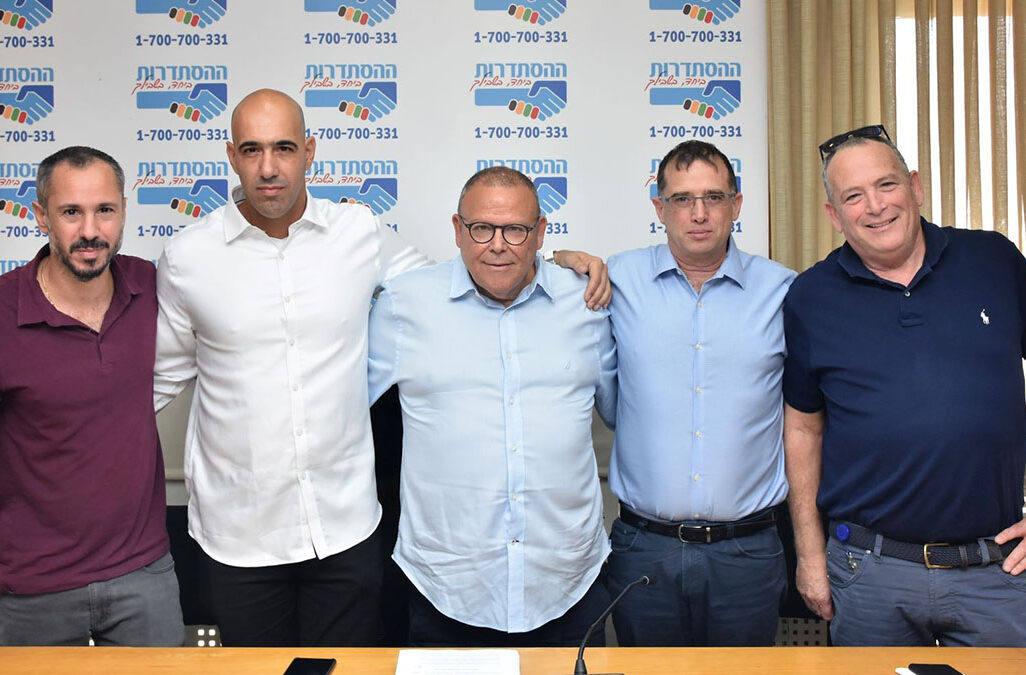 Histadrut union representatives with Pelephone management. From left: Yaki Chalutzi, Yehiel Shemen, Arnon Bar David, Ran Guron and Tzvika Abramovitch (Histadrut)