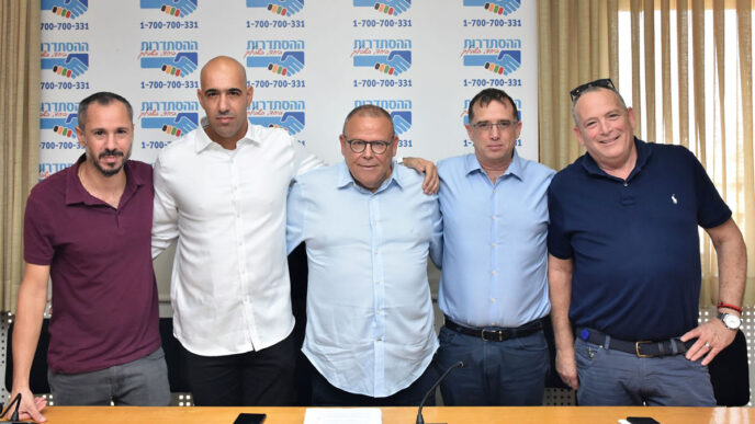 Histadrut union representatives with Pelephone management. From left: Yaki Chalutzi, Yehiel Shemen, Arnon Bar David, Ran Guron and Tzvika Abramovitch (Histadrut)