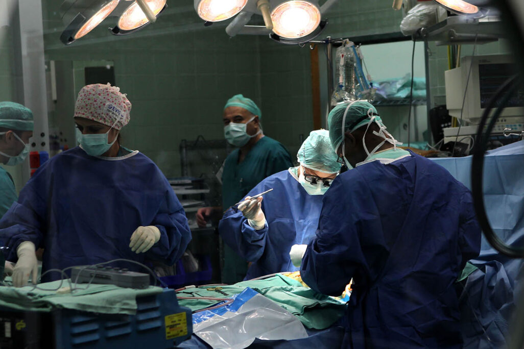 רופאים בחדר ניתוח. למצולמים אין קשר לכתבה (צילום: נתי שוחט/ פלאש 90)