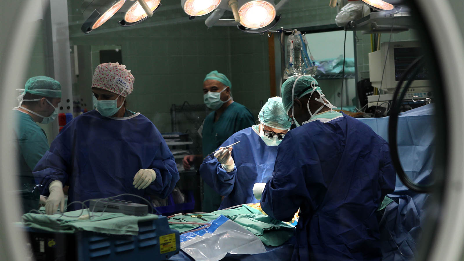 أطباء في غرفة عمليات في إسرائيل. للمتصورين لا علاقة مع المقالة. (تصوير: ناتي شوحاط / فلاش 90)