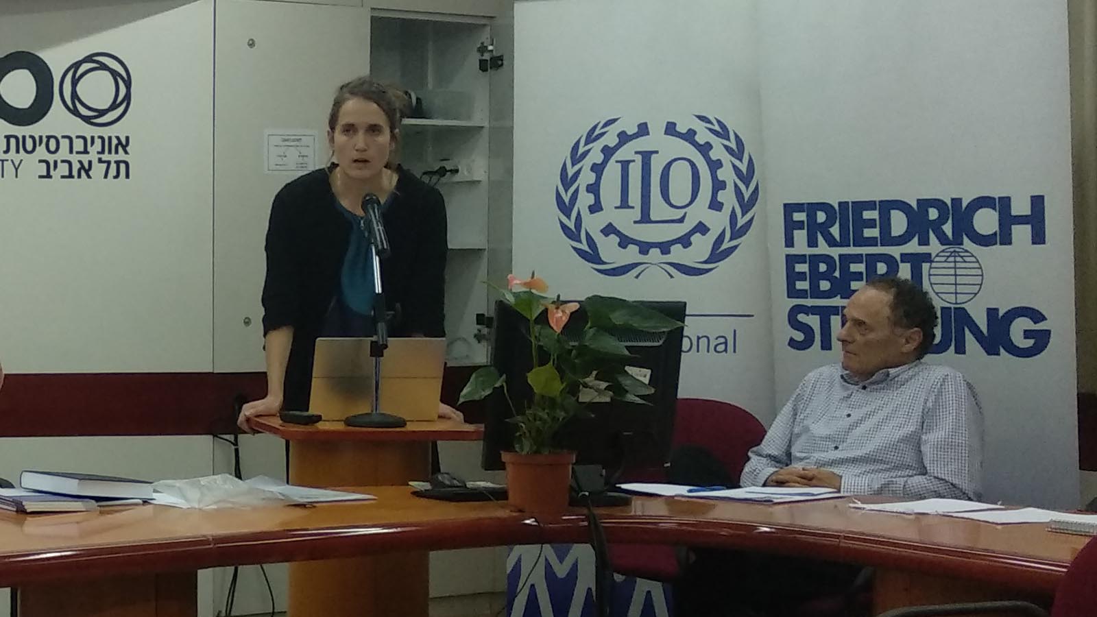 المحامية ڤاليري ڤان جوثهام من منظمة العمل الدولية خلال مؤتمر المنظمة الإسرائيليّة لدراسات العمل (تصوير: نيتسان تسڤي كوهين)