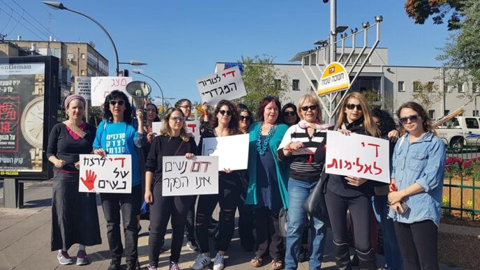 נשות מרחב ראשון לציון בנעמת בנעמת בהפגנה נגד אלימות כלפי נשים. צילום: מרחב ראשון לציון