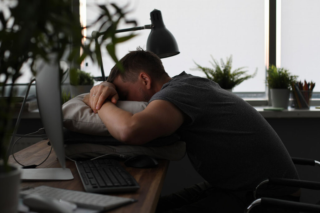 עובד מנמנם במשרד (צילום: Shutterstock)