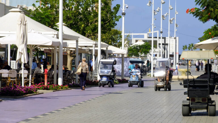 Scooters on the promenade in Netanya (Photo: Marshalik Mikhail / Shutterstock.com)