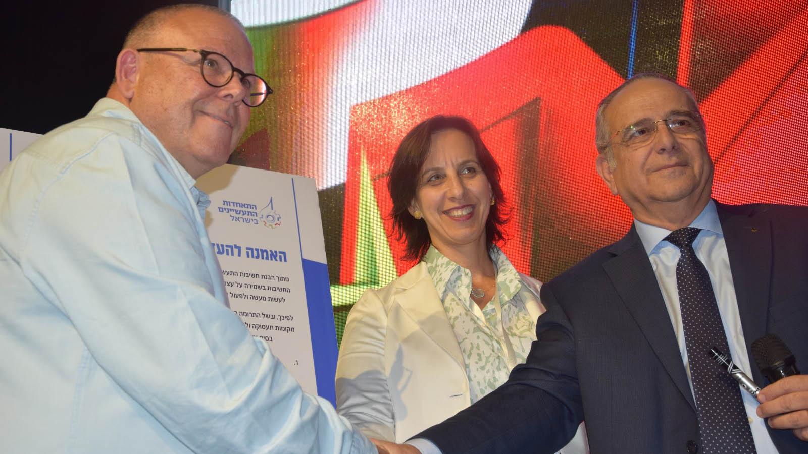 Histadrut Chairperson Arnon Bar-David and Shraga Brosh, outgoing chairman of the Manufacturer's Association at the Israeli Manufacturing Conference, signing the “Made in Israel” agreement, Dec. 2, 2019 (Photograph: Omer Cohen)
