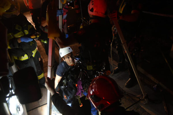 צוותי כבאות והצלה מחלצים את העובד שנפל לבור במהלך עבודתו באוניברסיטת בר אילן (צילום: תיעוד מבצעי כבאות והצלה)