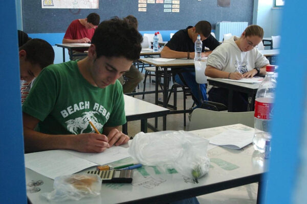 תלמידים בחטיבת ביניים במבחן (צילום: פלאש90)