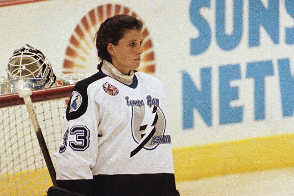 שוערת הוקי הקרח הקנדית מנון רויהום במהלך שירת ההמנון בתחילת משחקה הראשון בליגת ה-NHL, ספטמבר 1992 (AP Photo/Chris O’Meara)