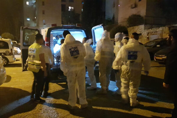 מתנדבי זק"א בדרכם לטיפול במתים (באדיבות זק״א)