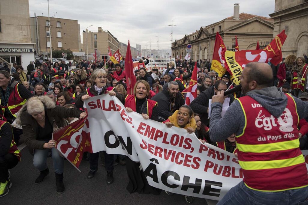 הפגנת עובדים בנמל מרסיי, במהלך שביתה כללית במחאה על מדיניות שמנסה לקדם נשיא צרפת מקרון. 5 בדצמבר 2019 (AP Photo/Daniel Cole)