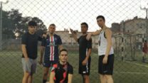 רוי אוחנה (במרכז) עם קבוצת הכדורגל "טרנסבול" (צילום: דן סרי, באדיבות נייקי)