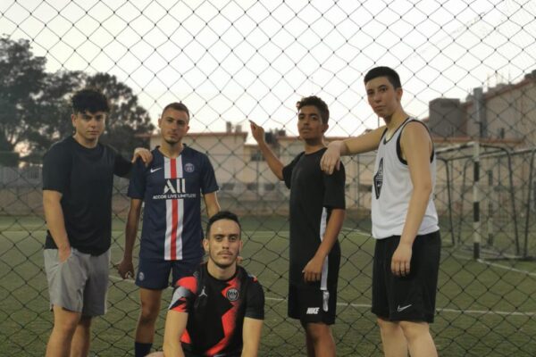רוי אוחנה (במרכז) עם קבוצת הכדורגל "טרנסבול" (צילום: דן סרי, באדיבות נייקי)