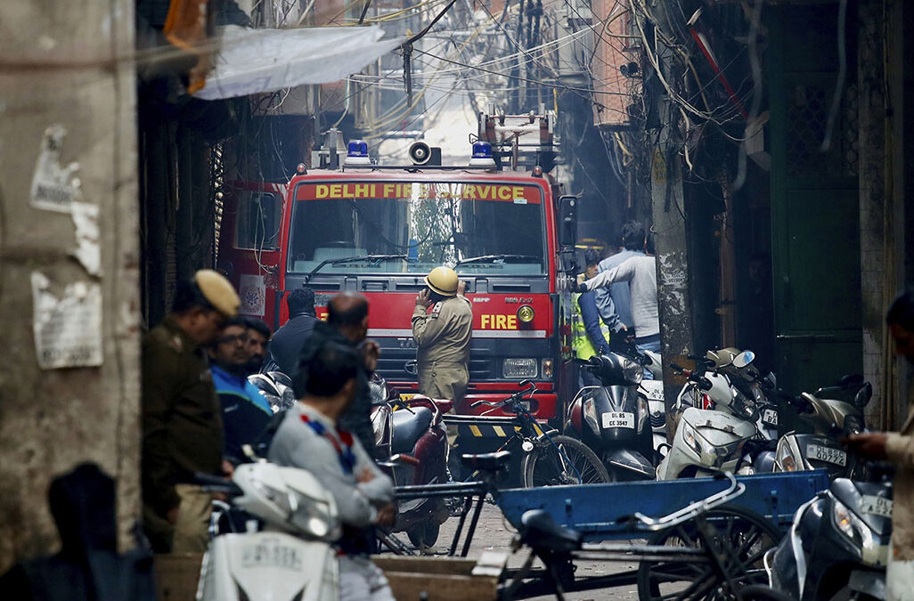 כוחות כיבוי סמוך למפעל בניו דלהי, בירת הודו, בו נהרגו 43 בני אדם כתוצאה משריפה, 8 בדצמבר 2019. (צילום: AP Photo/Manish Swarup)