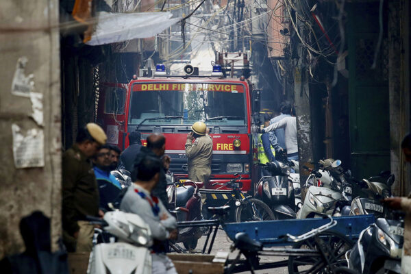 כוחות כיבוי סמוך למפעל בניו דלהי, בירת הודו, בו נהרגו 43 בני אדם כתוצאה משריפה, 8 בדצמבר 2019. (צילום: AP Photo/Manish Swarup)