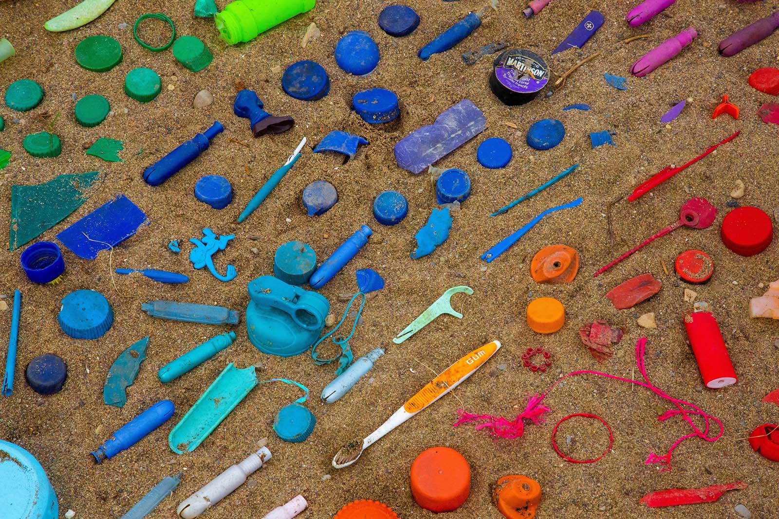 פסולת פלסטיק בחוף (צילום: jasmin sessler – unsplash)
