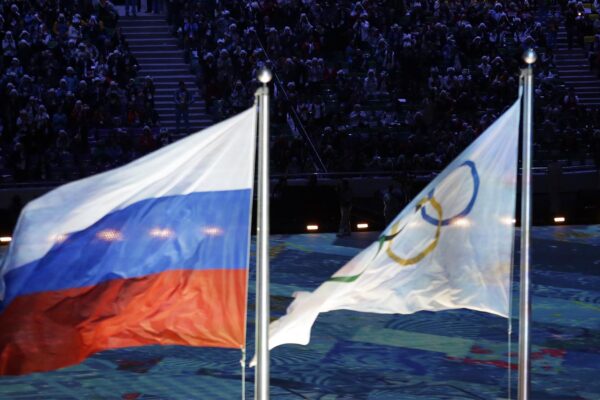 דגל רוסיה בטקס סגירת אולימפיאדת סוצ'י 2014 (AP Photo/Gregorio Borgia)