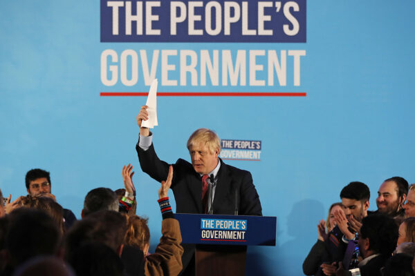 בוריס ג'ונסון נואם בעצרת תמיכה לקראת הבחירות בבריטניה, דצמבר 2019 (AP Photo/Frank Augstein)