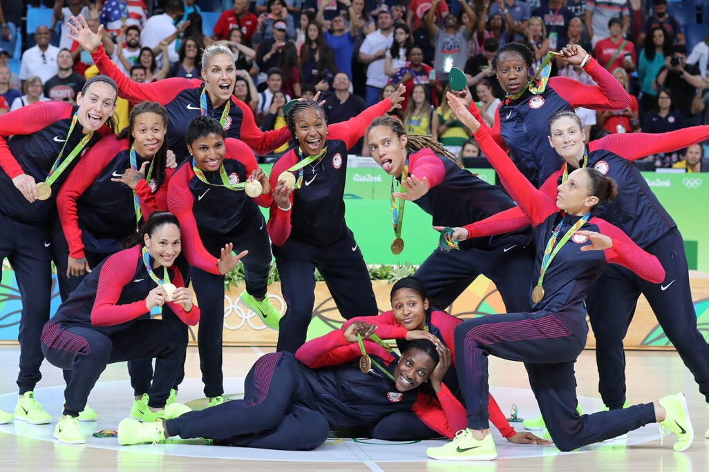 שחקניות נבחרת כדורסל הנשים של ארצות הברית זוכות במדליות זהב באולימפיאדת ריו 2016 (Photo by Tim Clayton/Corbis via Getty Images)