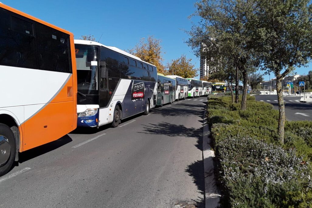 שיירות אוטובוסים במחאה על החלטת החשב הכללי שלא להעביר את התקציבים הנדרשים לדלק ולהפעלת התחבורה הציבורית (צילום באדיבות פורום תח"צ)