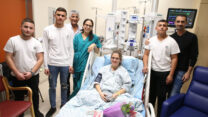 המורה חן דנציגר (במרכז) עם התלמידים שהצילו את חייה – ניר בוזגלו (שני משמאל) ואליה כהן (משמאל).  (צילום: עמית שאבי)