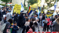 תלמידים, הורים ומורים מפגינים מול בניין עיריית חיפה בדרישה מראשת העיר לחזור בה מהחלטתה שלא לאפשר לתלמידים דרוזים תושבי דלית אל כרמל ועוספיא, ללמוד בבתי הספר בעיר. 19 בדצמבר 2019 (צילום: דוד טברסקי)