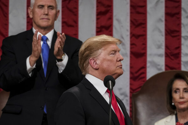 הנשיא דונלד טראמפ בנאום מצב האומה, מאחוריו יושבים סגן הנשיא מייק פנס ודוברת הבית, ננסי פלוסי. 5 בפברואר 2019. (Doug Mills/The New York Times via AP, Pool)
