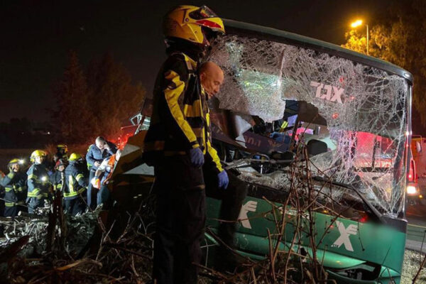 תאונה של אוטובוס בקו 947 בצומת בדק בסמוך לנתב"ג. 22 בדצמבר 2019 (צילום: דוברות הצלה פתח תקווה)