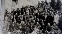 משתתפי ועידת יסוד ההסתדרות בדצמבר 1920 שהתקיימה בבניין הטכניון הישן שבחיפה (צילום: צ. פייגין/ מתוך אוסף התמונות של מכון לבון)