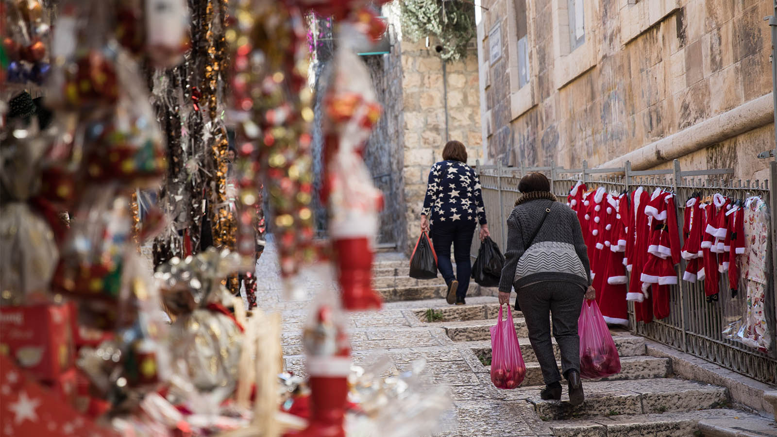 חנות בירושלים העתיקה מוכרת מוצרי חג המולד (צילום: הדס פרוש/פלאש90)