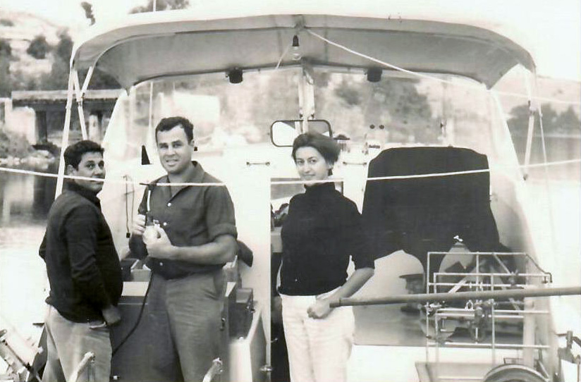 משה גופן (במרכז) עם מנהלת המעבדה לחקר הכנרת קולט צרויה ז&quot;ל הספן משה (מוסא) חטאב ז&quot;ל ביציאה להפלגה לילית בכנרת על ספינת המחקר חרמונה (באדיבות המרואיין)