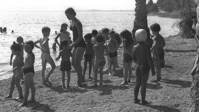 ילדים מתרחצים בכנרת. ארכיון. אוגוסט 1958. (צילום: כהן פריץ/לע&quot;מ)