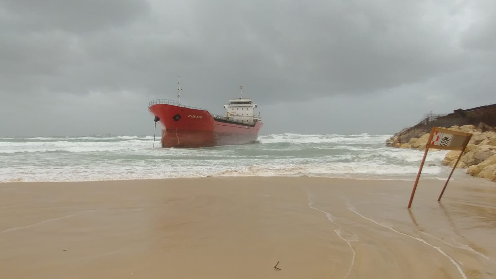 היסחפות אונייה אל החוף מדרום לנמל אשדוד (צילומים: דרור אריאלי, המשרד להגנת הסביבה)
