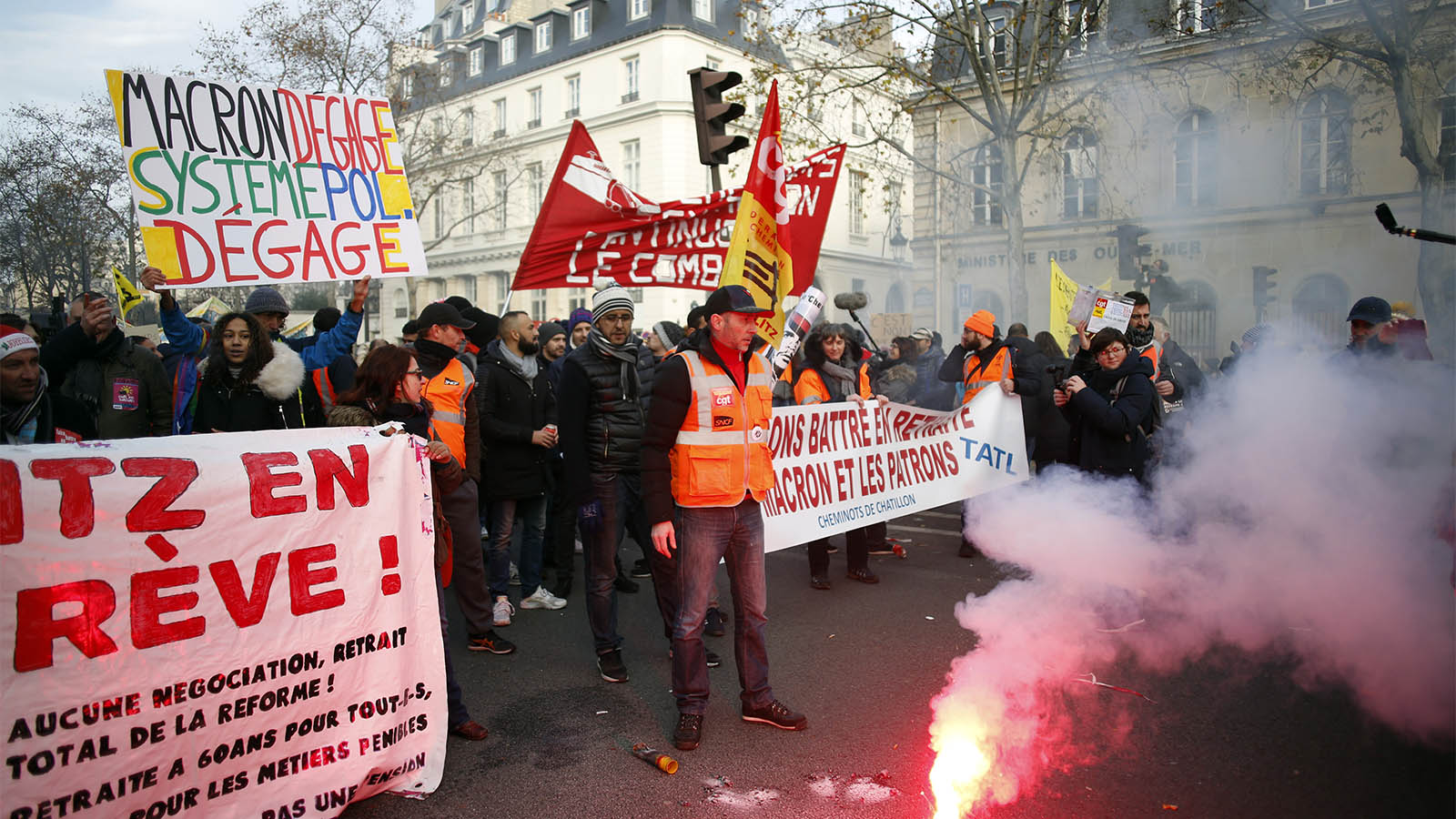 המחאה בפריז. 10 בדצמבר 2019. (AP Photo/Thibault Camus)