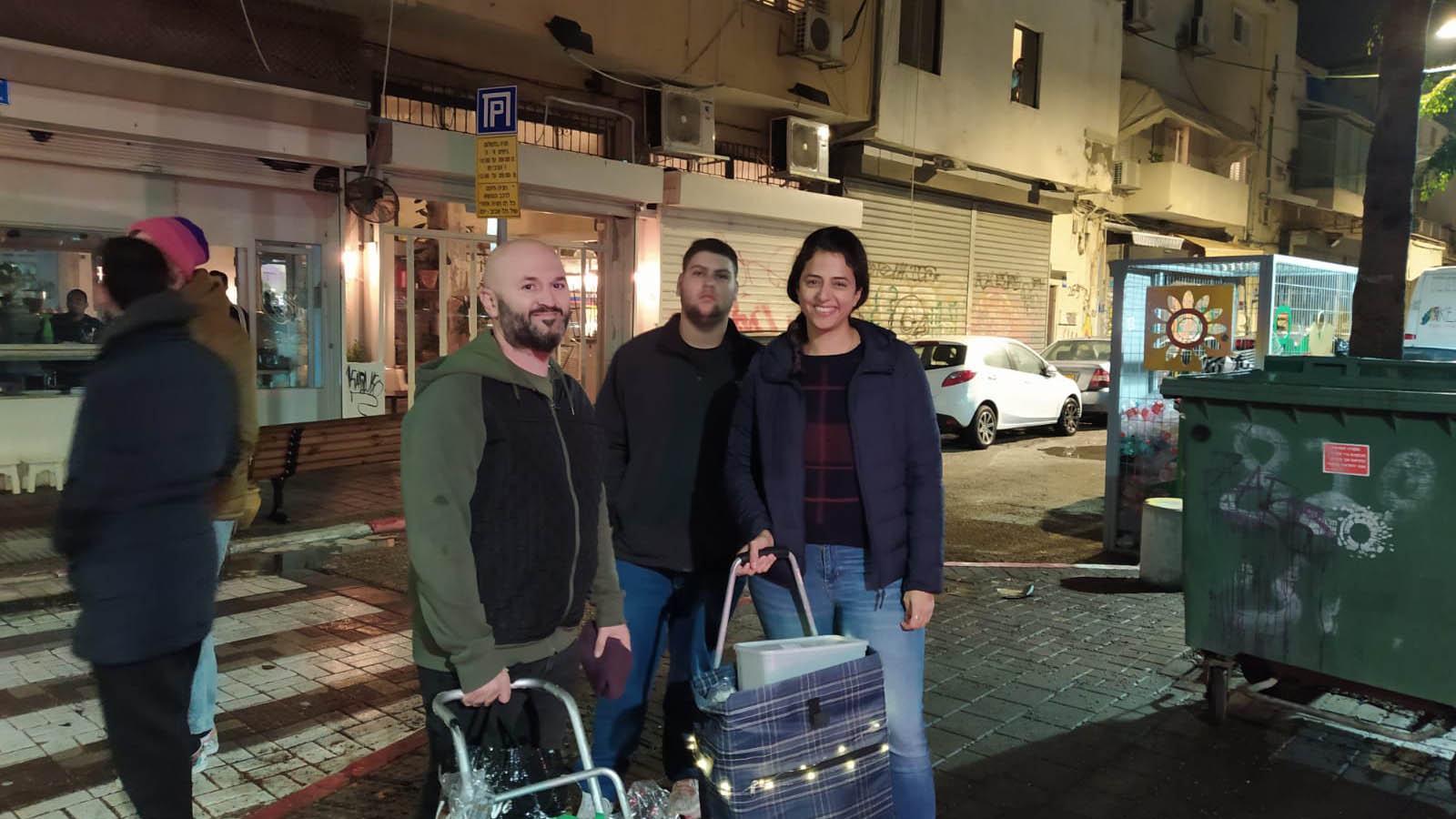 הפעילים החברתיים דניאל סתיו ודוד אגייב, מחלקים תה וסנדוויצ'ים לחסרי הבית לאורך ההפגנה (צילום: דבר)