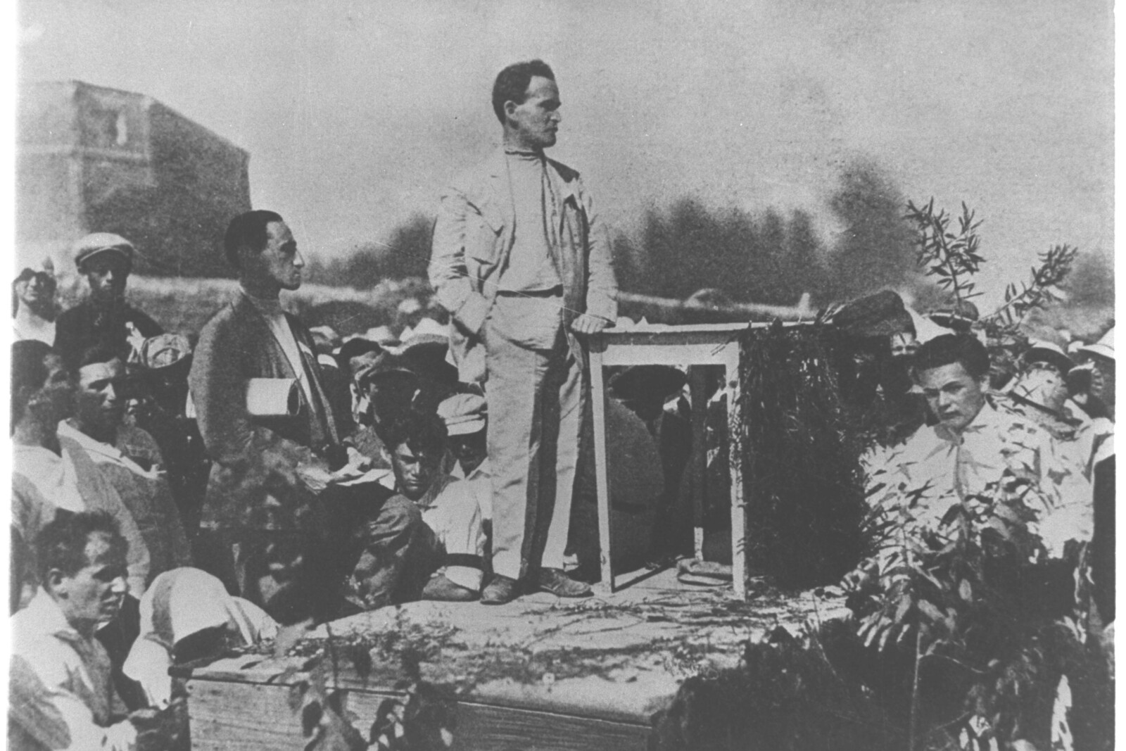 داڤيد بن غوريون، سكرتير الهستدروت في بدايتها، يلقي خطابا بمناسبة وضع حجر الأساس لمبنى الهستدروت في أورشليم، 1 سبتمبر 1924. صورة: مجموعة الصور الوطنية 