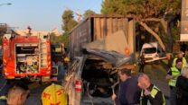 כוחות כיבוי והצלה בזירת תאונת הדרכים סמוך לצומת בר אילן, בה נהרגו שני פועלים. (צילום: דוברות כיבוי והצלה רמת גן)