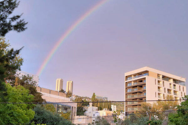 קשת מעל שכונת הדר בחיפה (צילום ארכיון: טל רותם)