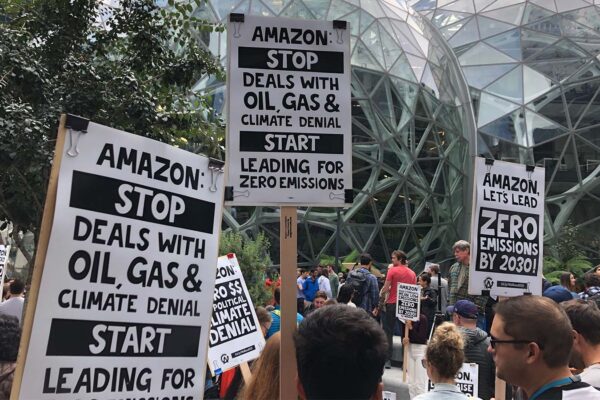 עובדי אמזון מפגינים מול מטה החברה בסיאטל בדרישה מהחברה להיאבק במשבר האקלים. 20 בספטמבר 2019 (AP Photo/Elaine Thompson)