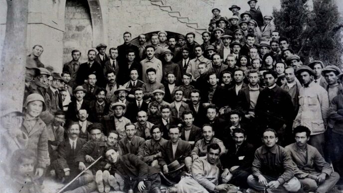المشتركين في المؤتمر التأسيسيّ للهستدروت ديسمبر 1920 الذي أقيم في مبنى التخنيون القديم في حيفا (تصوير: س. فيجين/ من مجموعة صور معهد لاڤون)