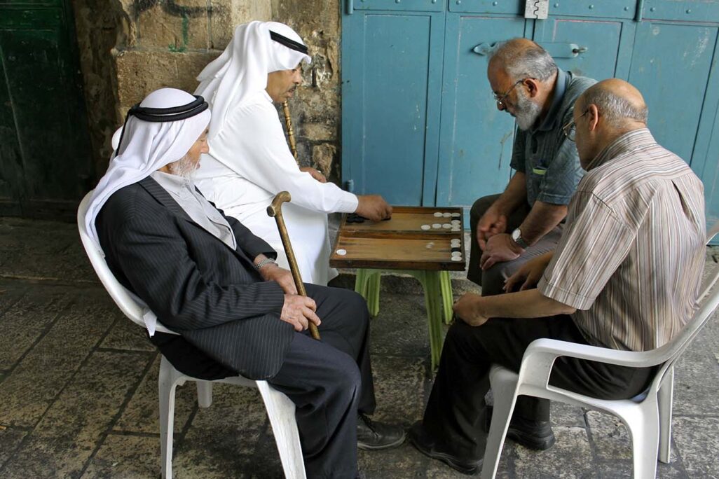 المدنيون القدامى يلعبون لعبة الطاولة في مدينة القدس القديمة. الأرشيف والمصورين ليس لهم صلة بالقصة (الصورة: paul prescott / Shutterstock.com)
