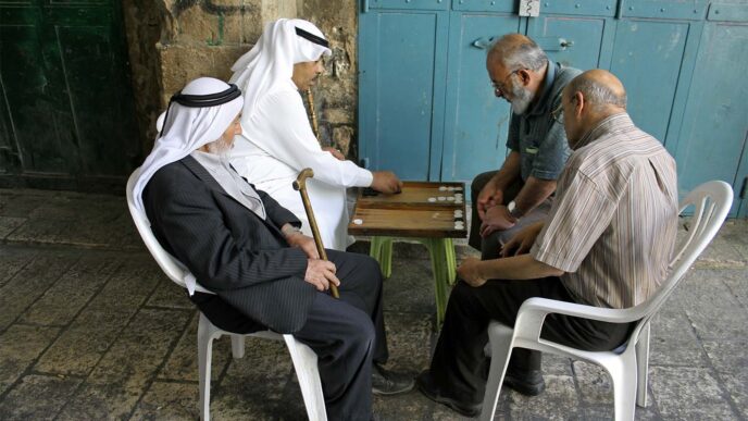 المدنيون القدامى يلعبون لعبة الطاولة في مدينة القدس القديمة. الأرشيف والمصورين ليس لهم صلة بالقصة (الصورة: paul prescott / Shutterstock.com)