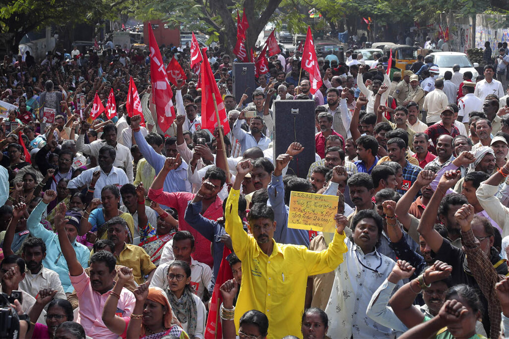 האם 1.3 מיליארד הודים יקבלו צ'ק מהממשלה?  (צילום: AP Photo/Mahesh Kumar A)