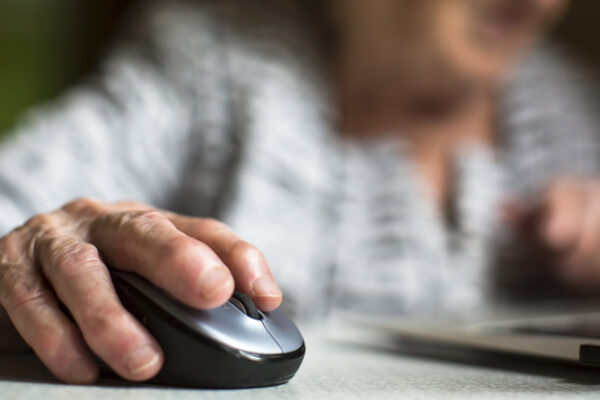 אישה זקנה משתמשת במחשב (צילום: Shutterstock)