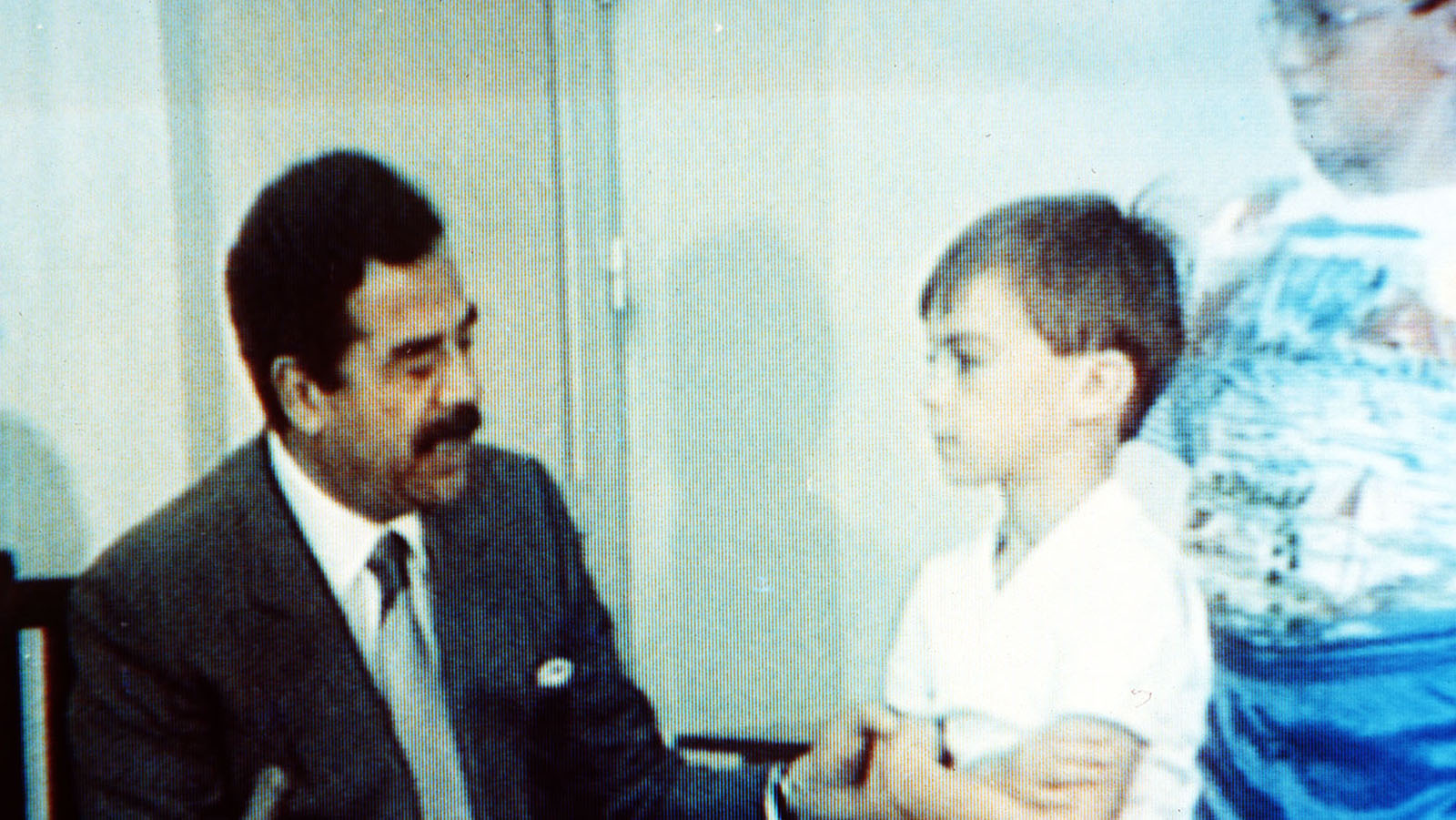 סדאם חוסיין בשידור טלוויזיוני מדבר עם שבויים. 1990. (AP Photo, File)