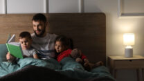 אב קורא עם ילדיו סיפור (צילום: shutterstock)