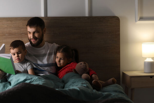 אב קורא עם ילדיו סיפור (צילום: shutterstock)