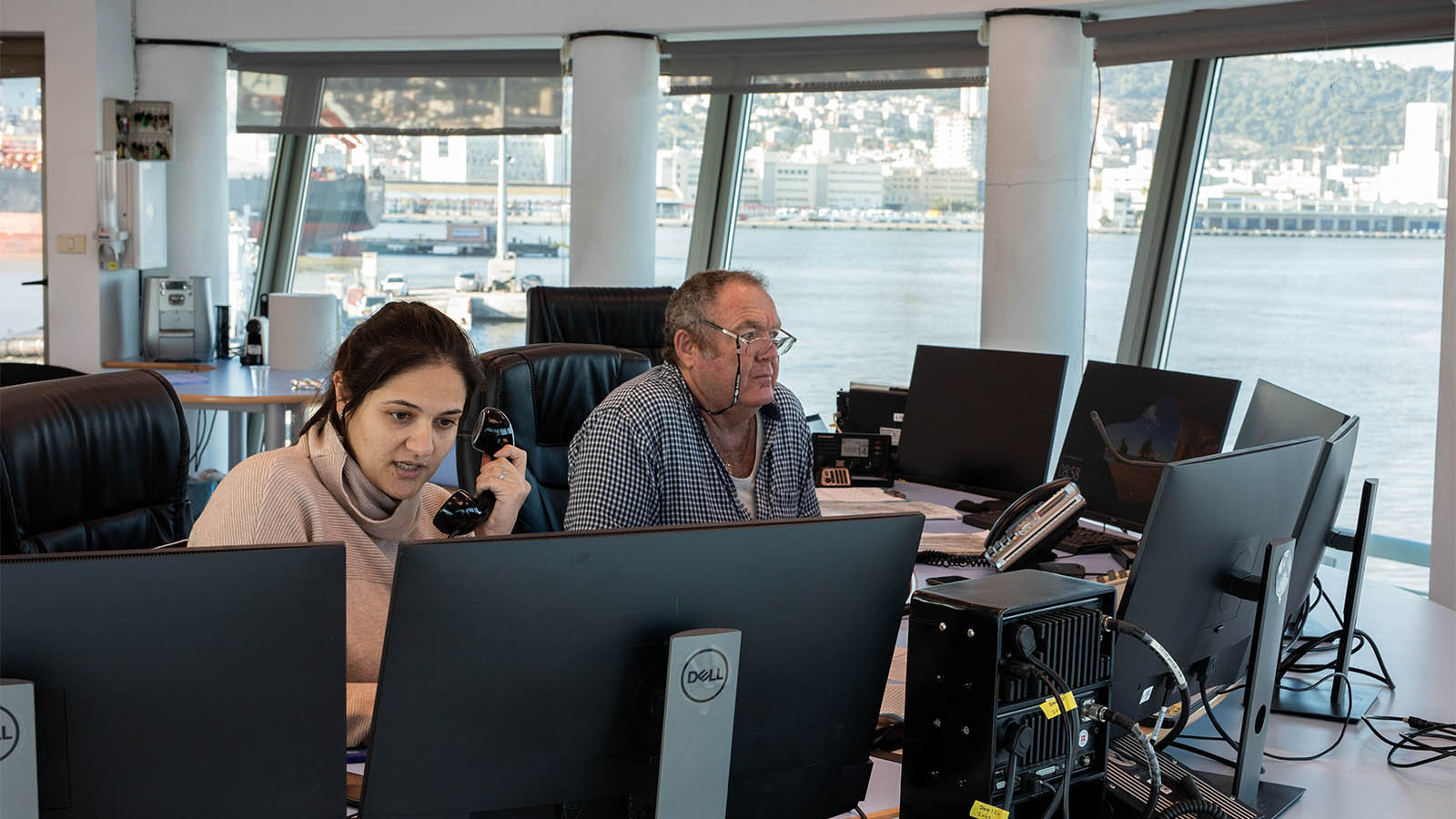 התצפיתנית ענת סורין-טויב (משמאל) ואחראי התצפית, איציק חביב (מימין) בנמל חיפה (צילום: גילעד שרים)