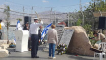 הנחת זר חיל הים בחניכת אנדרטה אסון המשאית. ישראלה הררי אלמנתו של יהודה הררי ז"ל וראש מספן ים תא"ל אייל הראל (צילום: שי ניר)